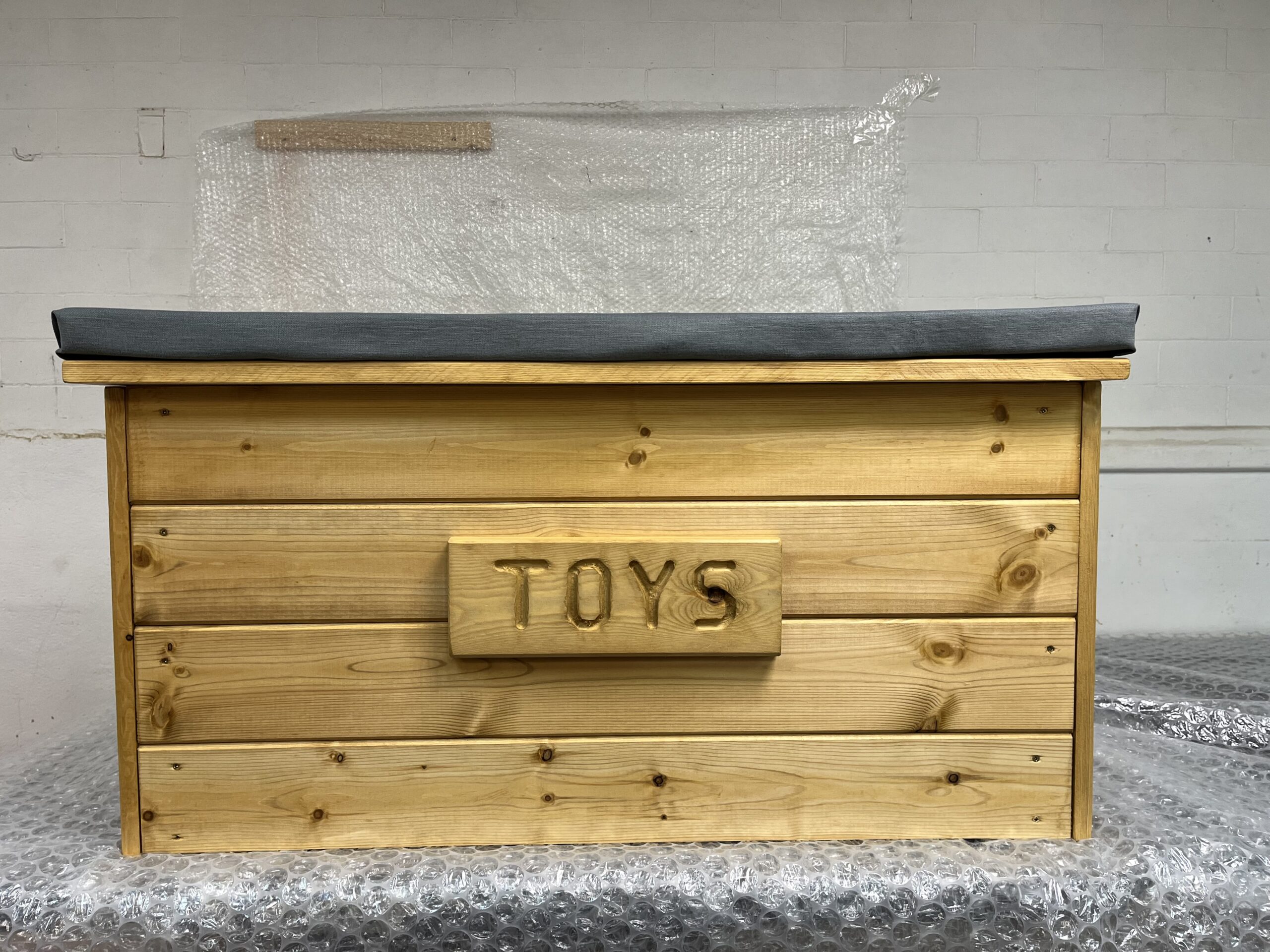 Milliard wooden store toy box